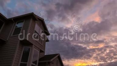 俄勒冈州<strong>欢乐谷</strong>住宅区郊区住宅屋顶的日落和云层